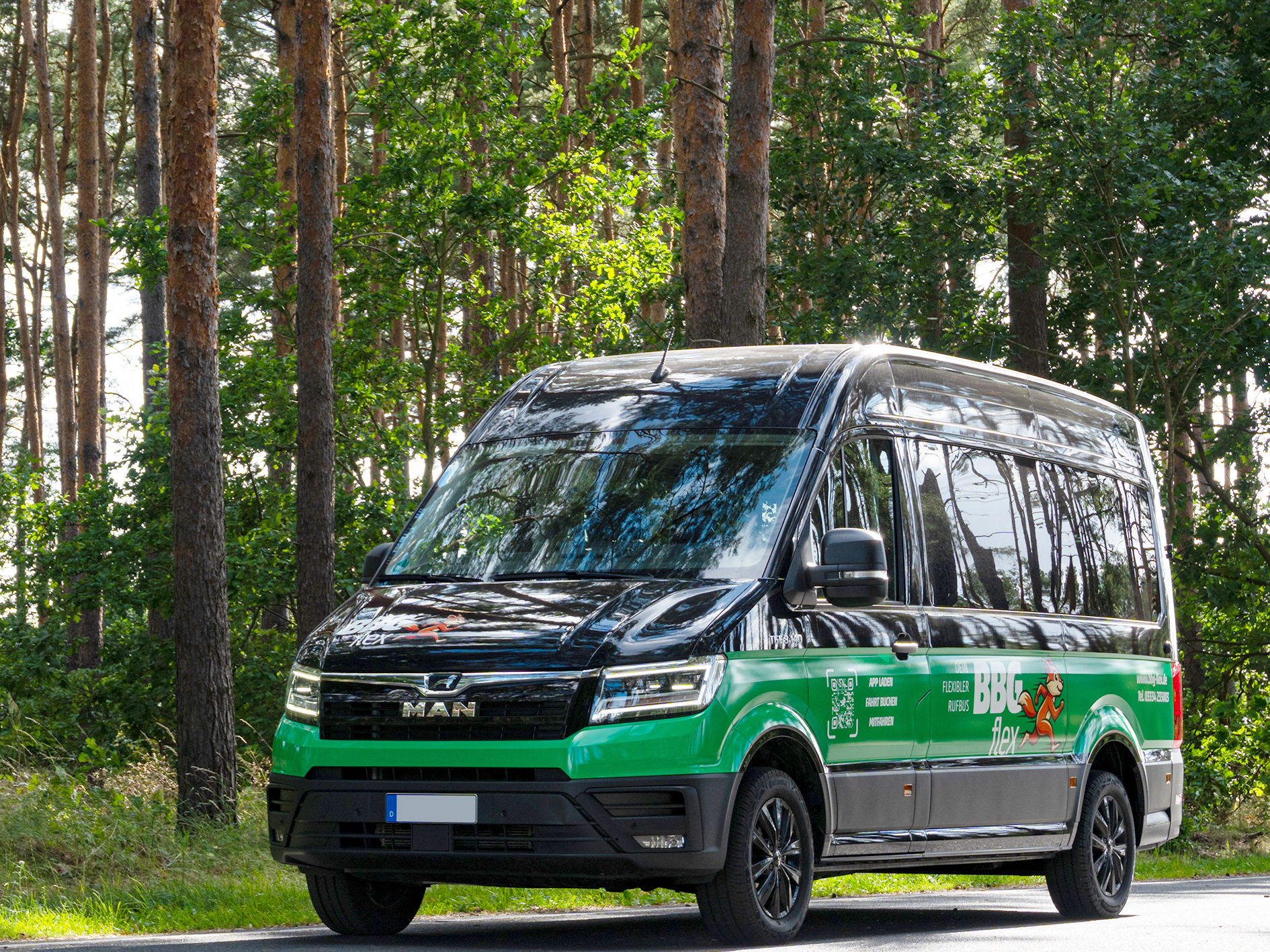 Ein BBG-flex Kleinbus im ländlichen Gebiet.